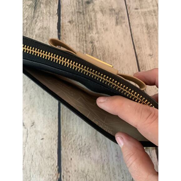 BADGLEY MISCHKA Women’s Black Tan Bow Wallet - Picture 5 of 8